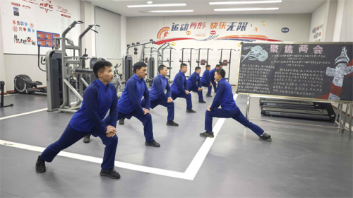 夜幕下的“火焰蓝”体能训练不打烊